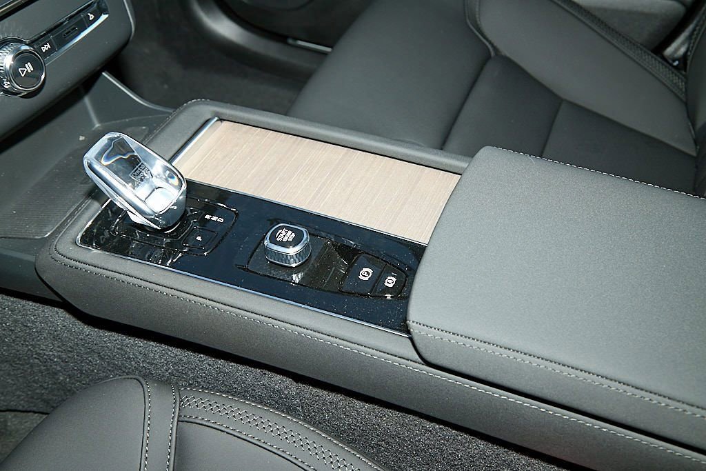 New 2026 Volvo XC90 B6 Plus w/ Protection Package Premier image 16