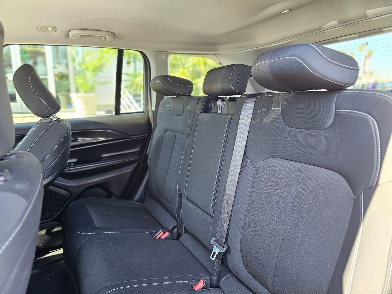 Used 2023 Jeep Grand Cherokee Laredo image 23