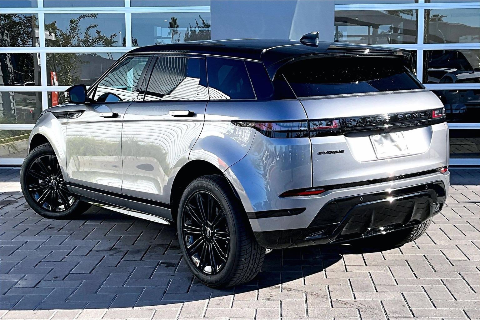 Used 2025 Land Rover Range Rover Evoque Dynamic SE image 12