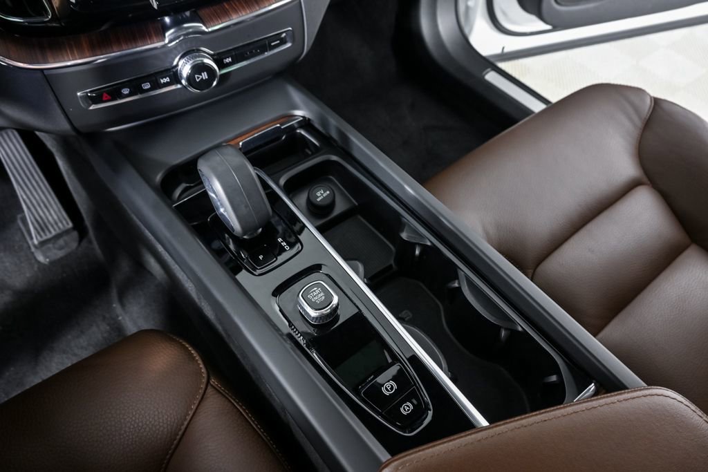 Certified 2024 Volvo XC60 B5 Plus w/ Protection Package Premier AWD/4WD image 18