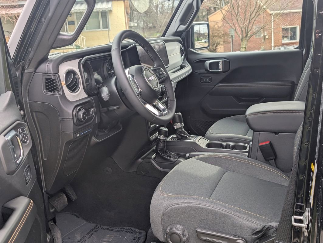 Used 2025 Jeep Wrangler Unlimited Sahara w/ Safety Group image 18