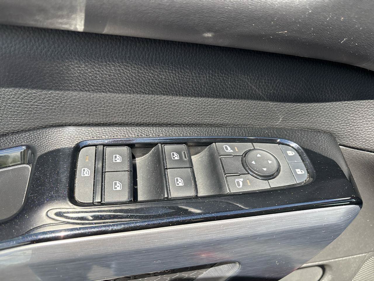 Used 2022 Nissan Pathfinder SL AWD/4WD image 16