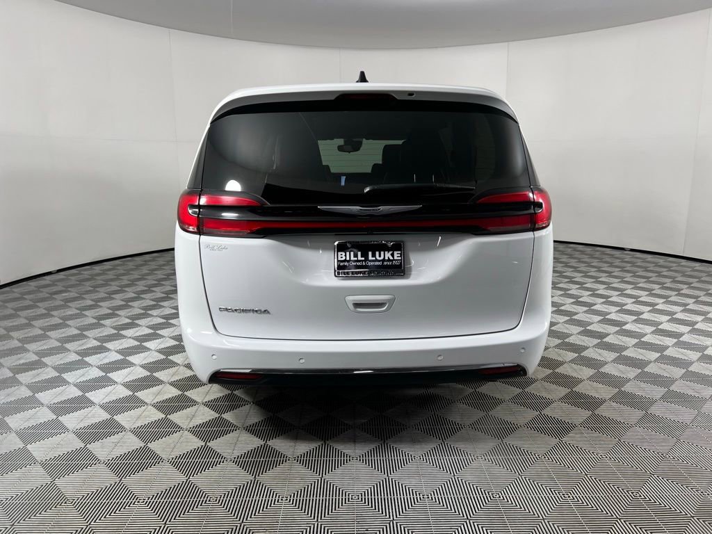 Used 2024 Chrysler Pacifica Touring-L image 7