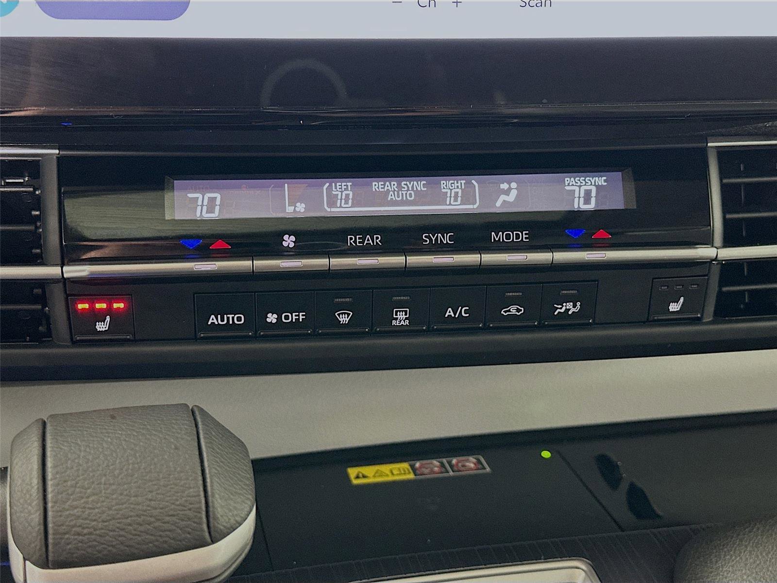 Used 2025 Toyota Sienna XLE w/ XLE Plus Package image 9