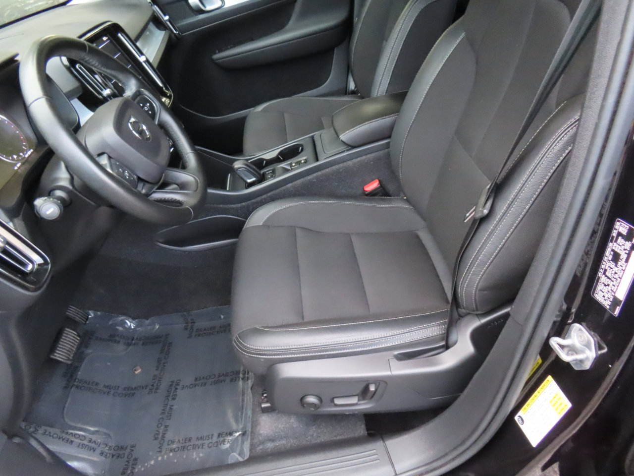 Used 2020 Volvo XC40 T5 Momentum image 7
