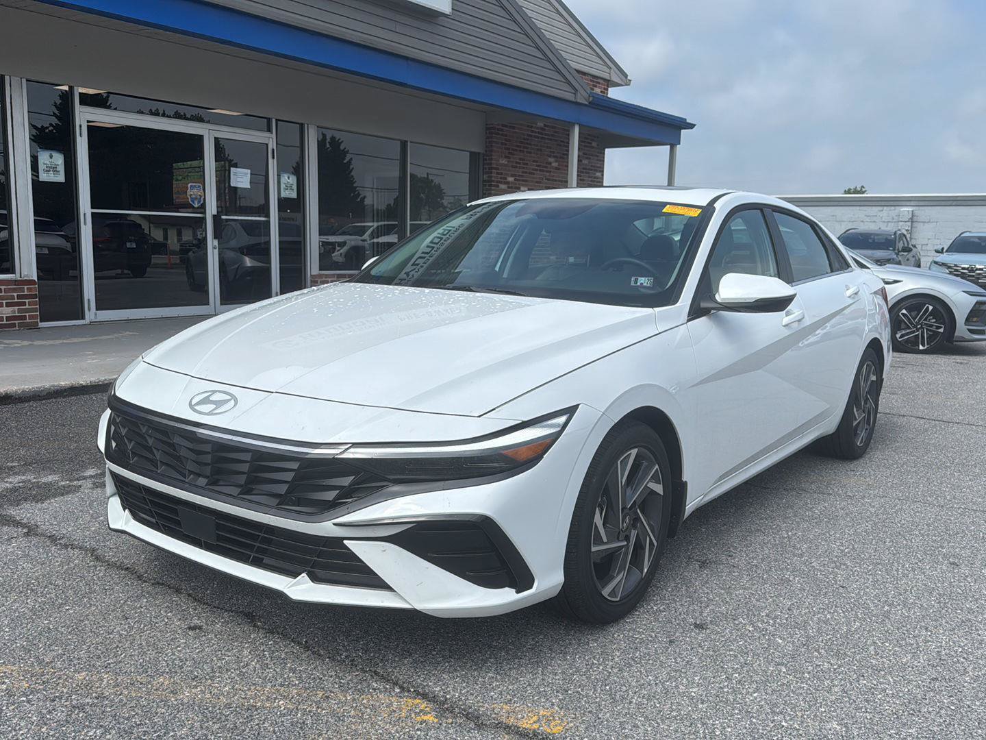 Used 2025 Hyundai Elantra Limited FWD image 1