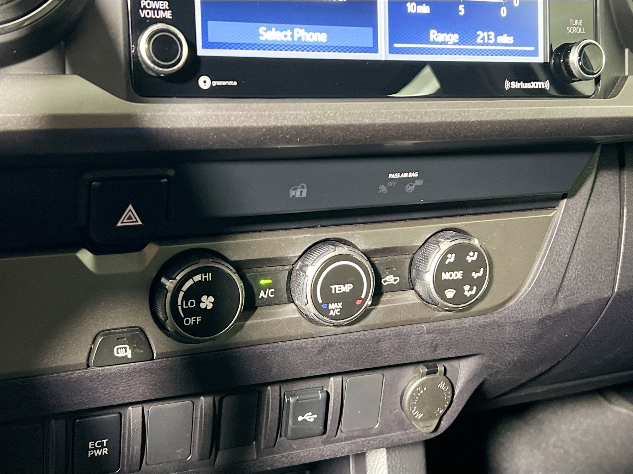 Used 2020 Toyota Tacoma SR5 w/ SR5 Appearance Package (SM) image 26