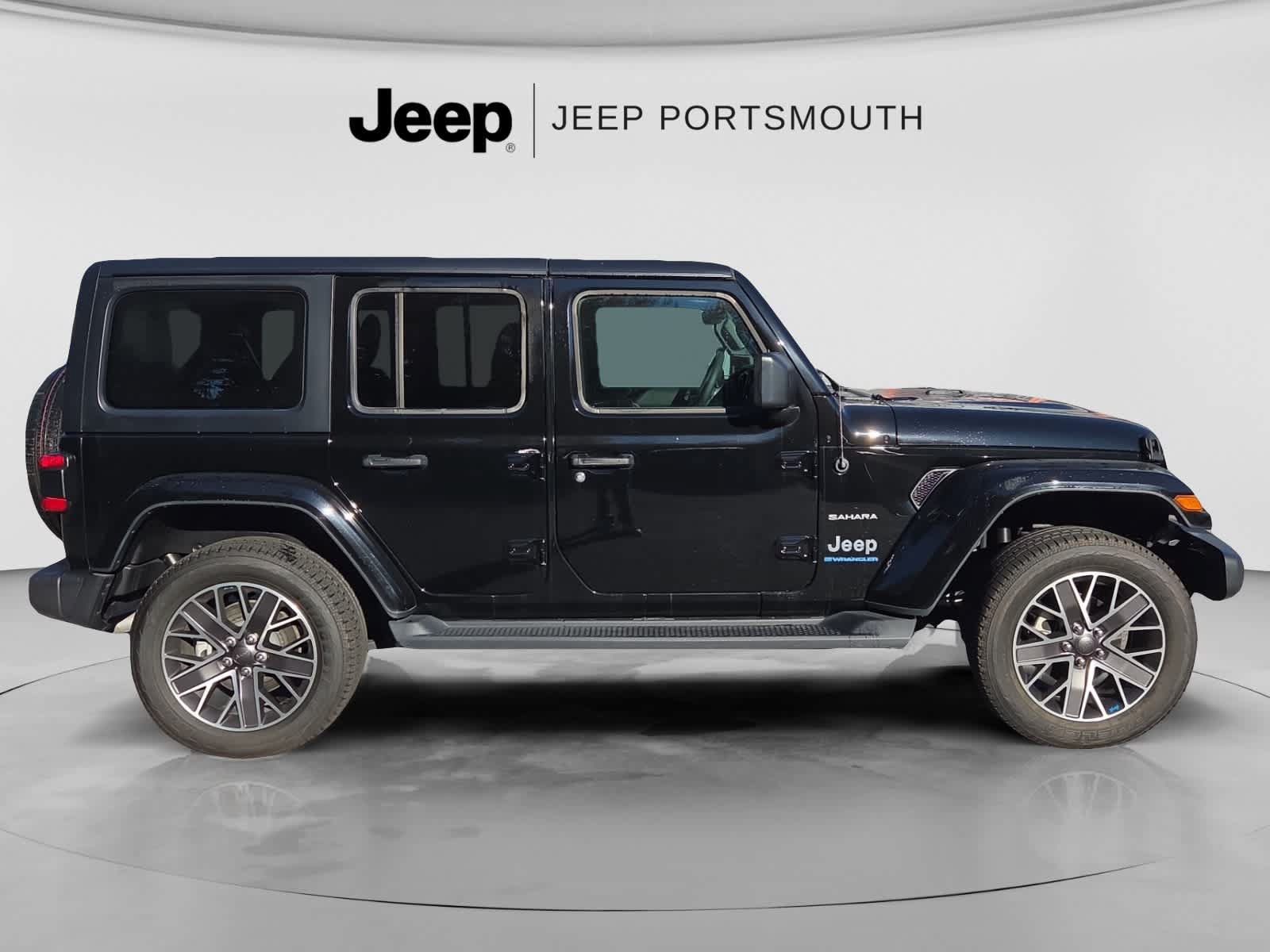 Used 2023 Jeep Wrangler Unlimited Sahara w/ Cold Weather Group AWD/4WD image 8