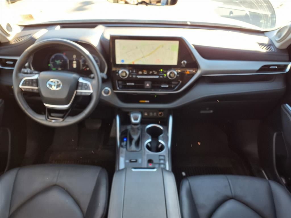 Used 2025 Toyota Highlander Platinum image 11