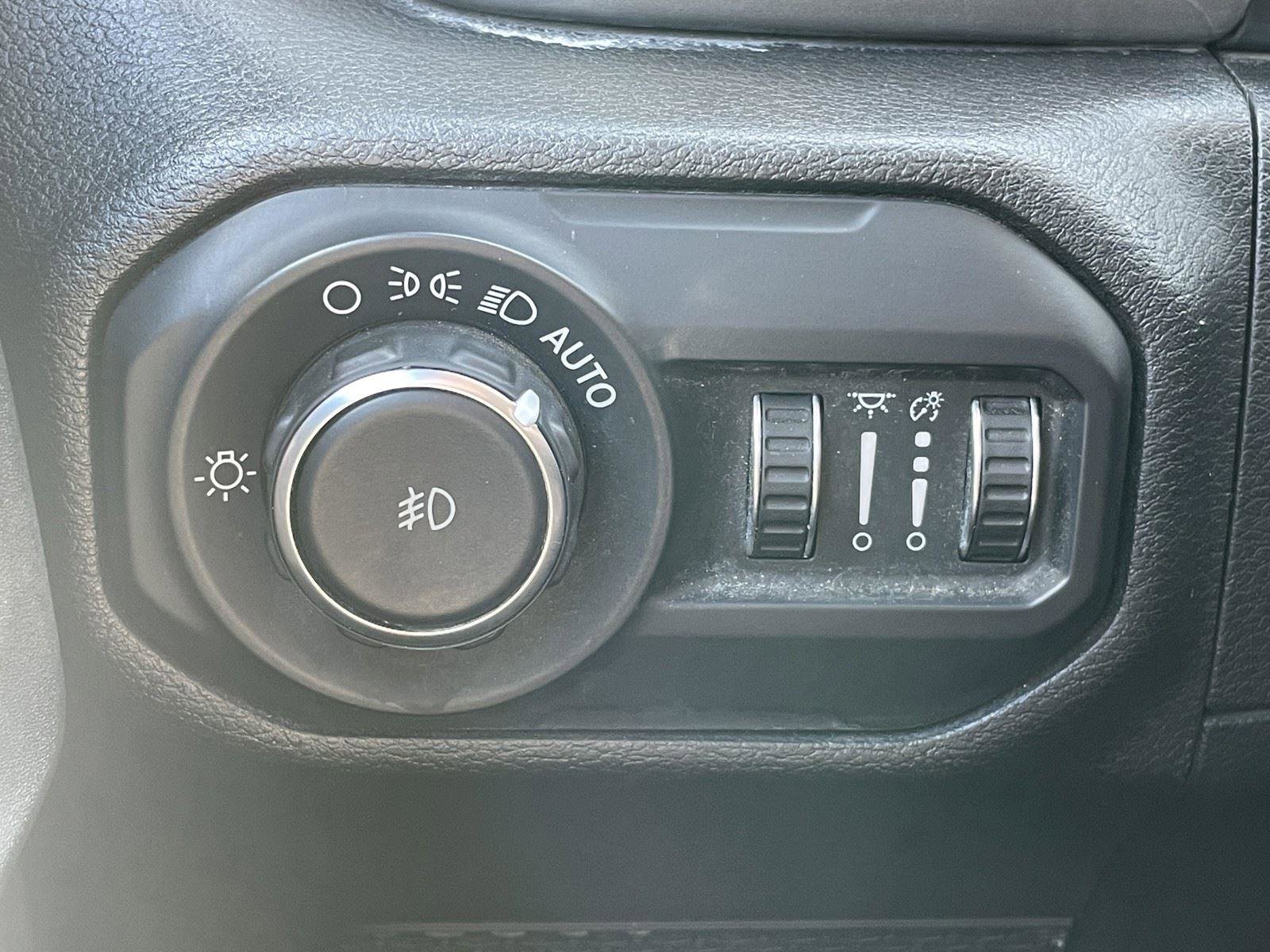 Used 2020 Jeep Wrangler Unlimited Sahara image 27