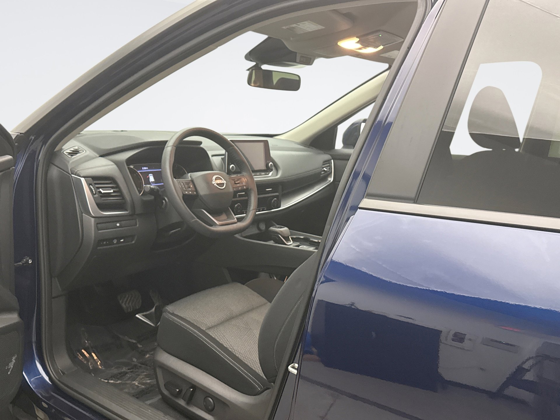 Used 2025 Nissan Rogue SV image 10