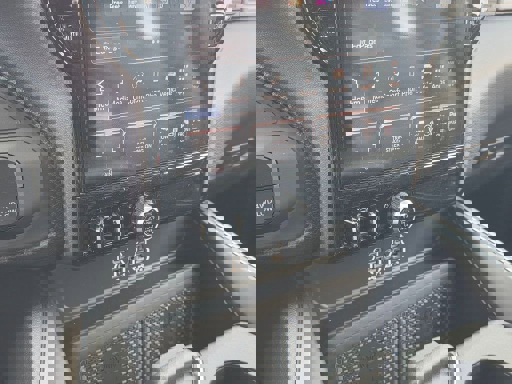 New 2026 RAM 2500 Laramie AWD/4WD image 17