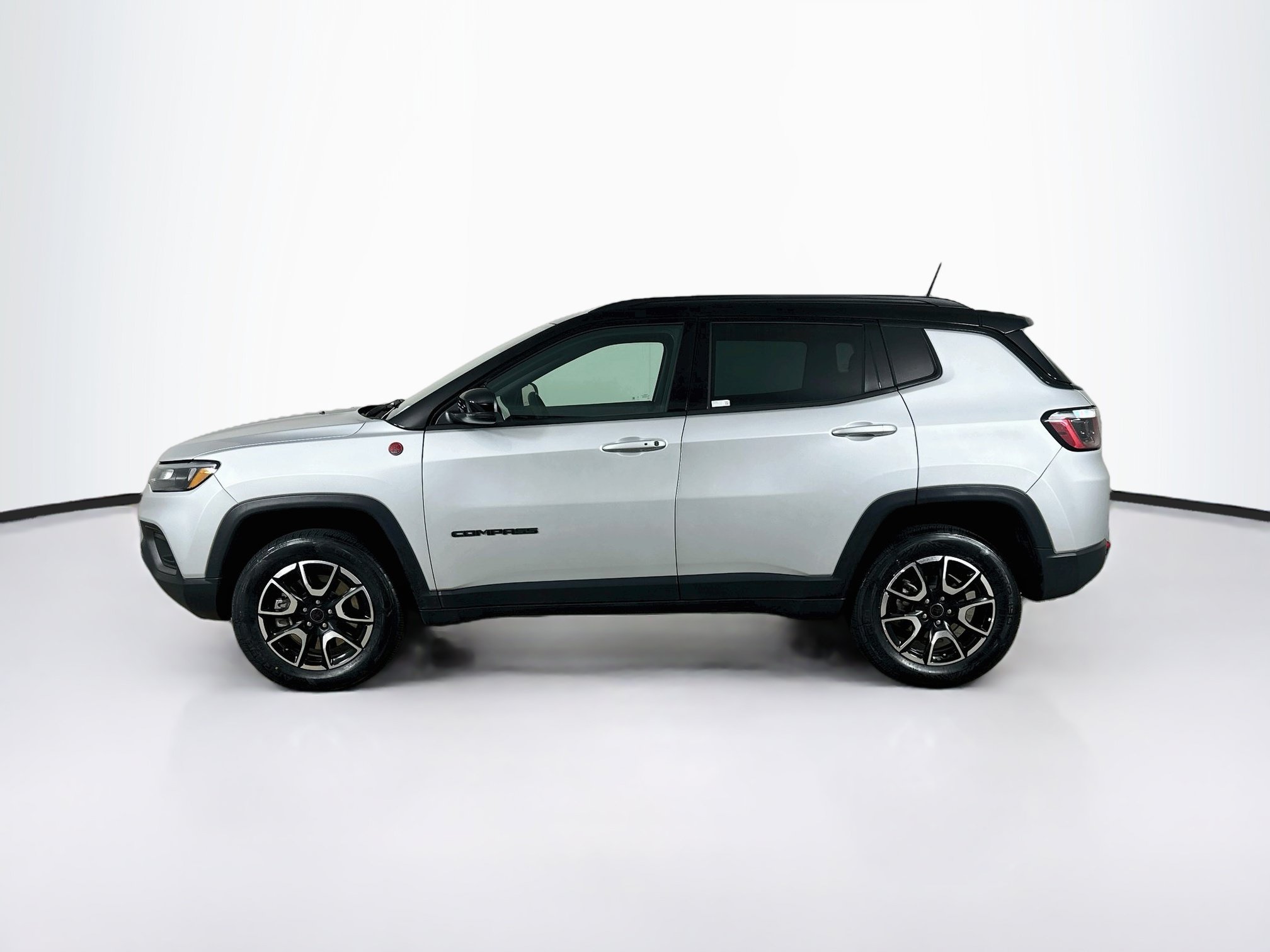 Used 2025 Jeep Compass Trailhawk AWD/4WD image 4