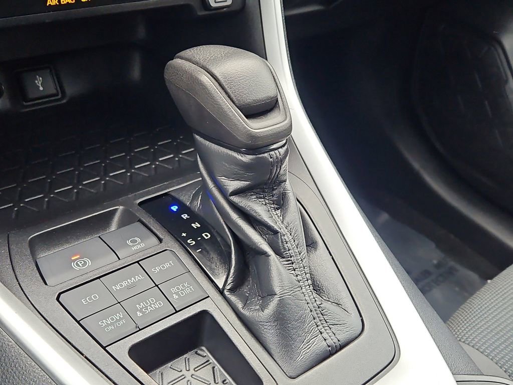 Used 2021 Toyota RAV4 LE image 24