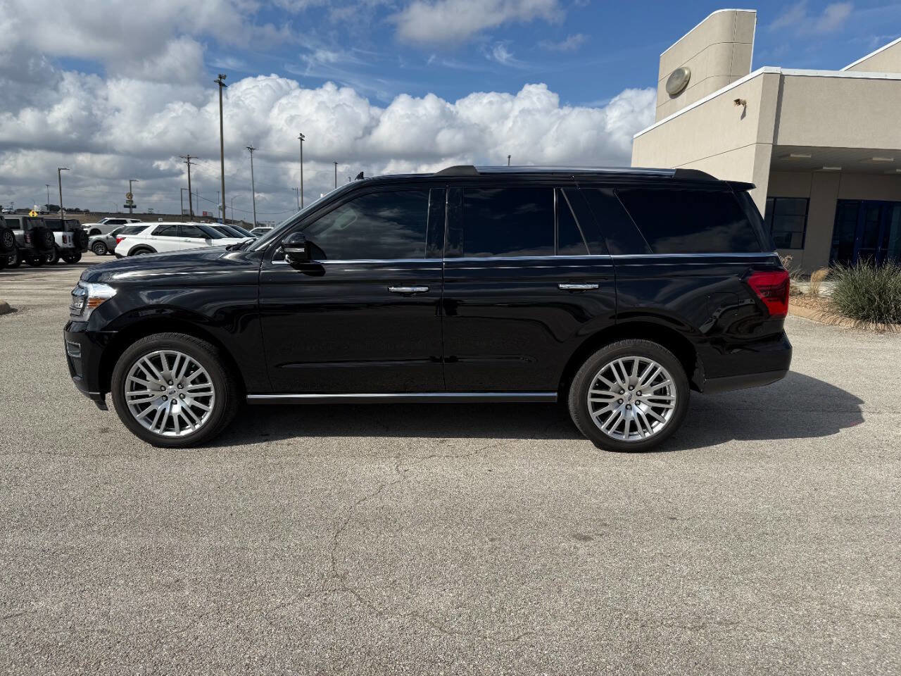 Used 2023 Ford Expedition Limited image 2