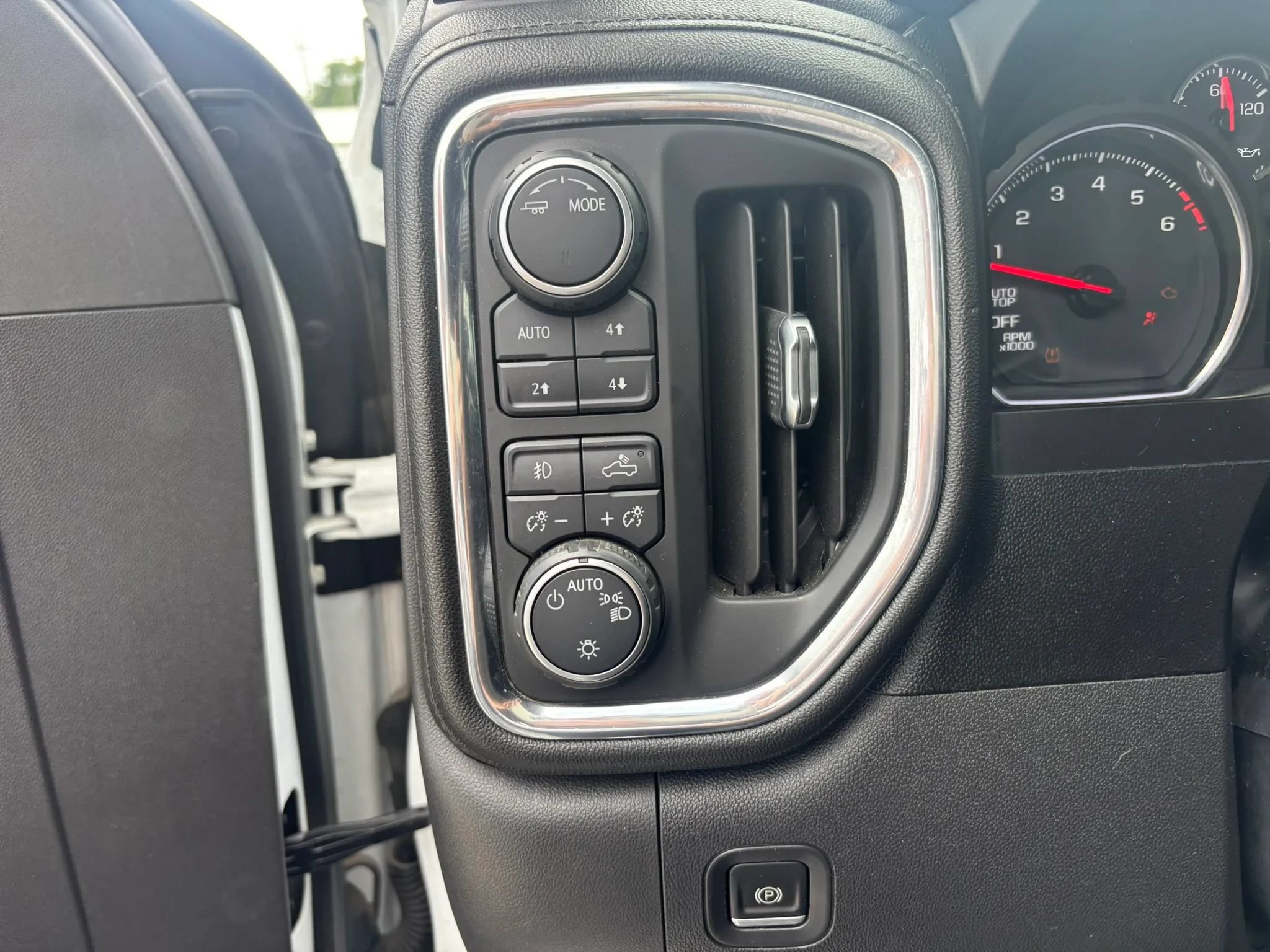 Used 2021 Chevrolet Silverado 1500 LT Trail Boss AWD/4WD image 18
