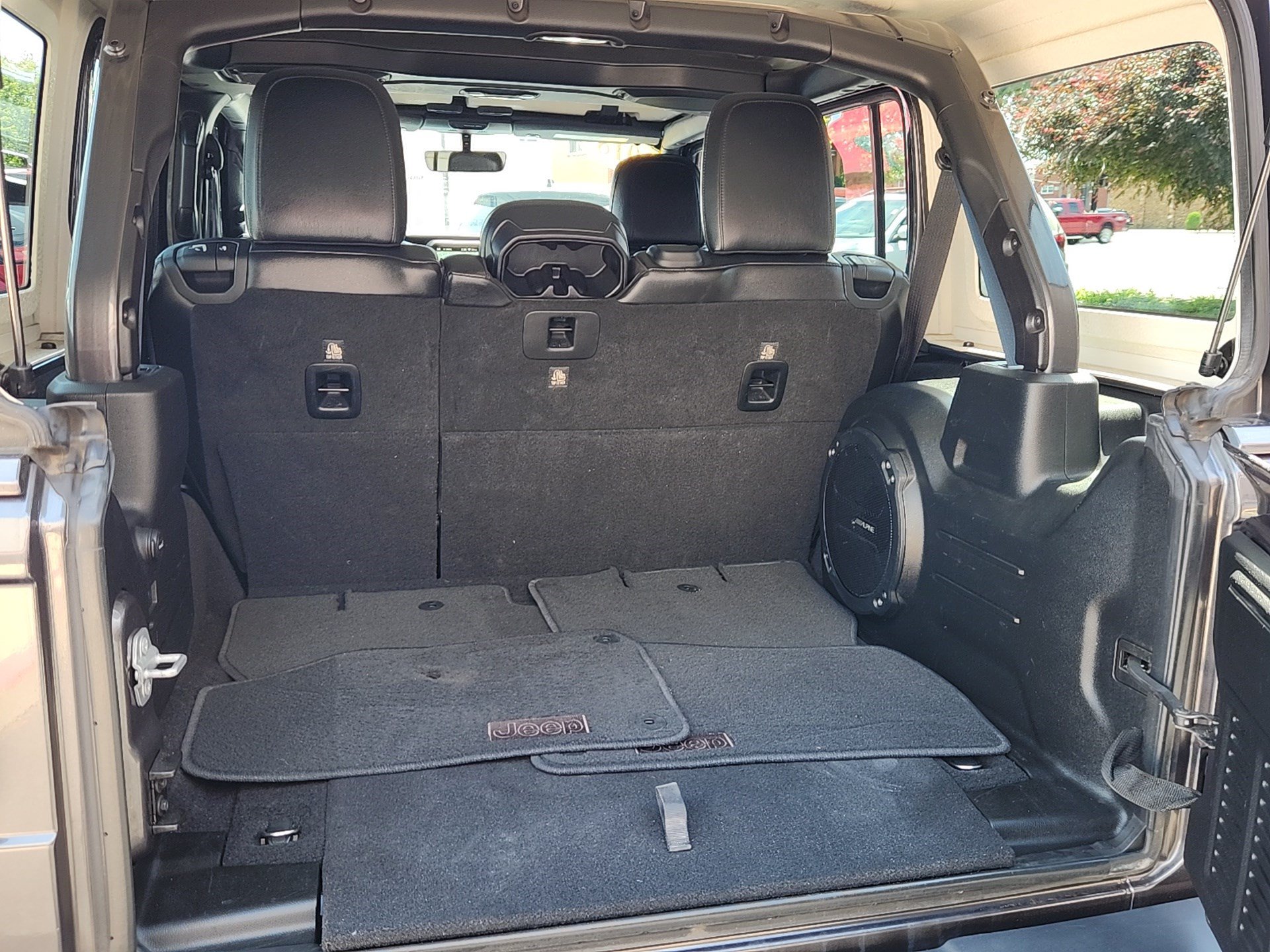 Used 2018 Jeep Wrangler Unlimited Sahara AWD/4WD image 27