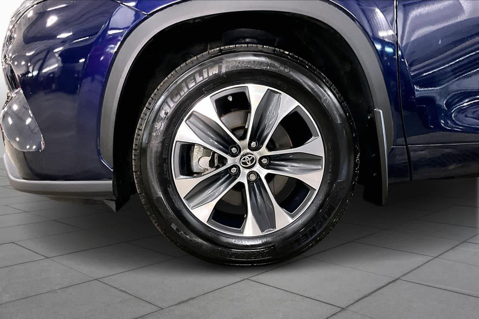 Used 2023 Toyota Highlander XLE AWD/4WD image 11