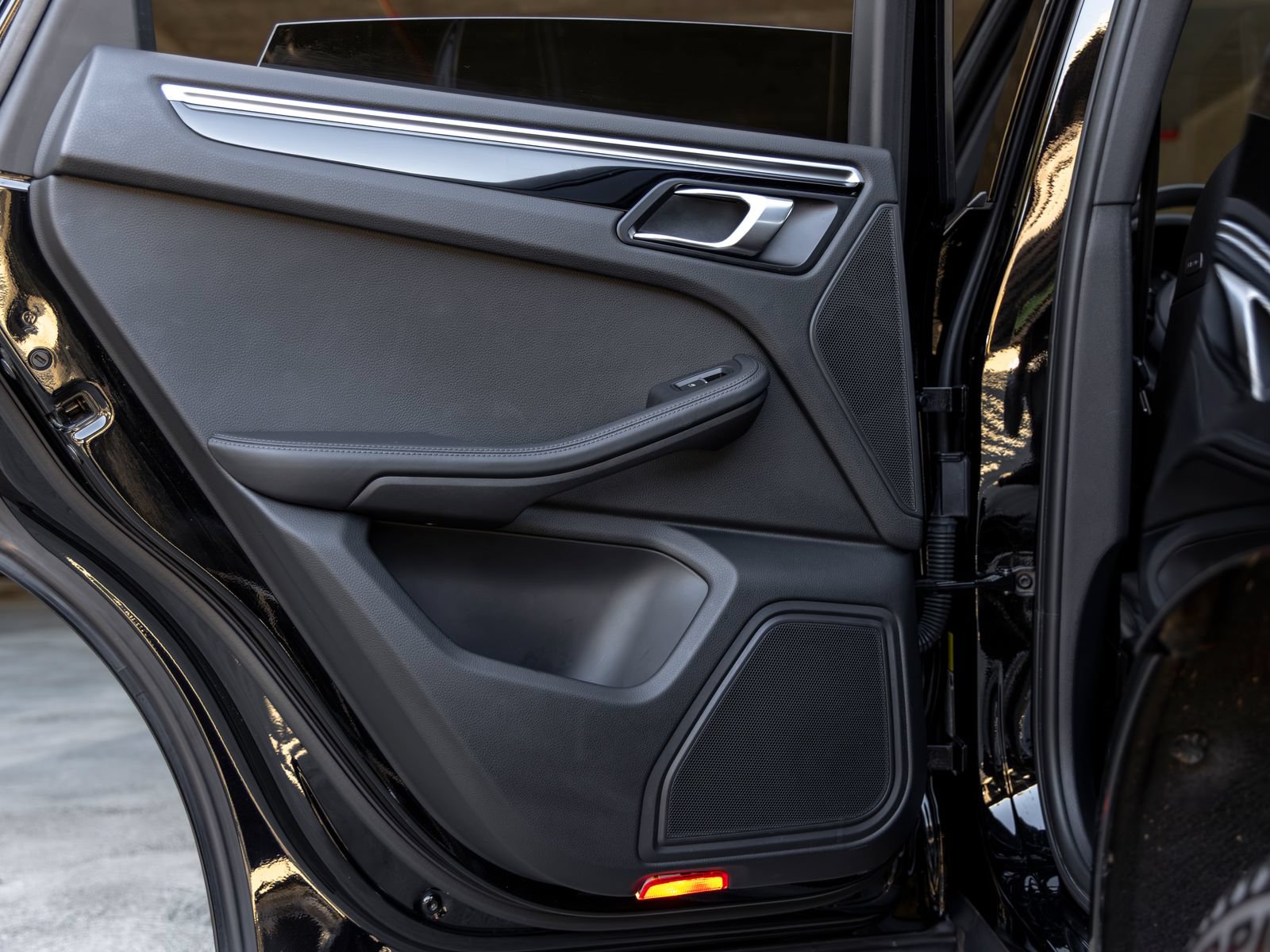 Certified 2023 Porsche Macan AWD/4WD image 40