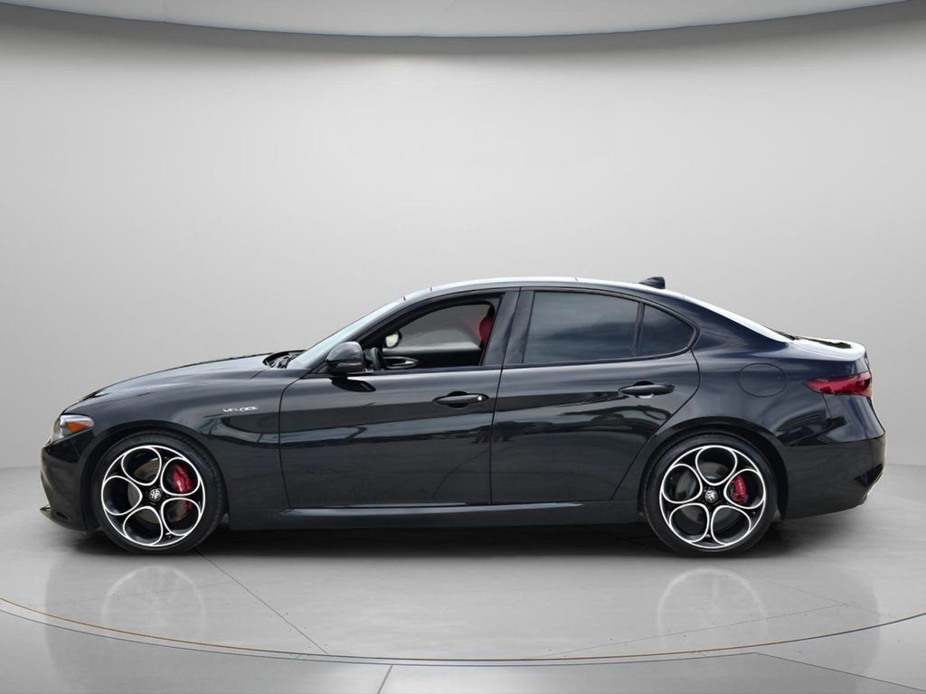 Used 2023 Alfa Romeo Giulia Veloce RWD image 3