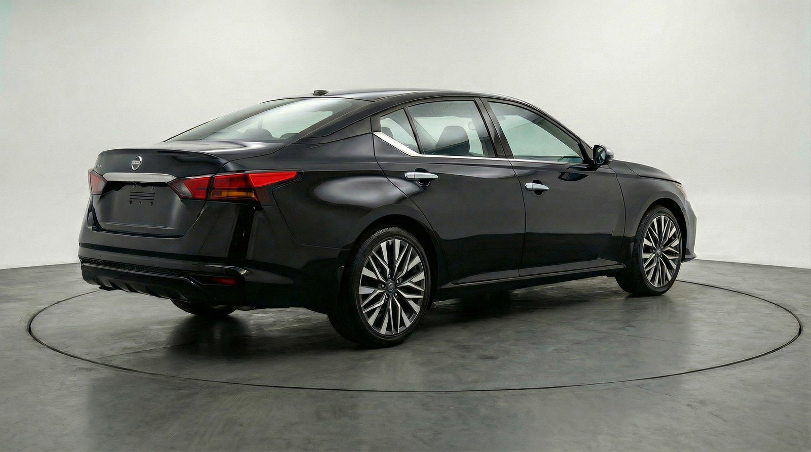 Used 2025 Nissan Altima 2.5 SV image 9