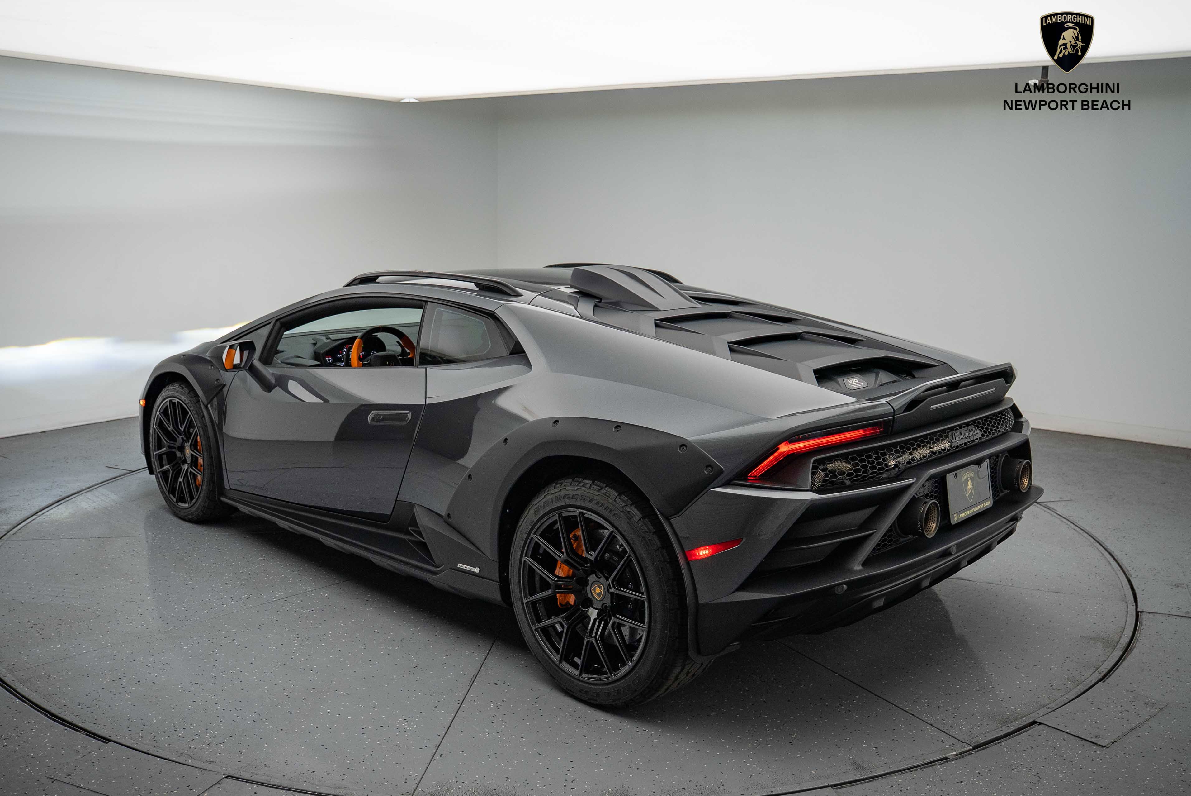 Used 2024 Lamborghini Huracan Sterrato image 4