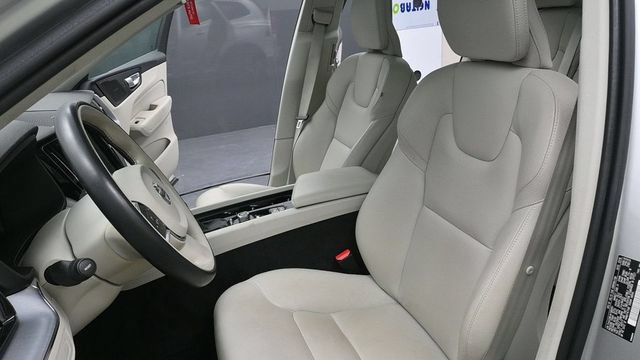 Used 2019 Volvo XC60 T6 Momentum w/ Multimedia Package AWD/4WD image 12