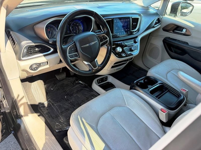 Used 2017 Chrysler Pacifica Touring-L FWD image 12