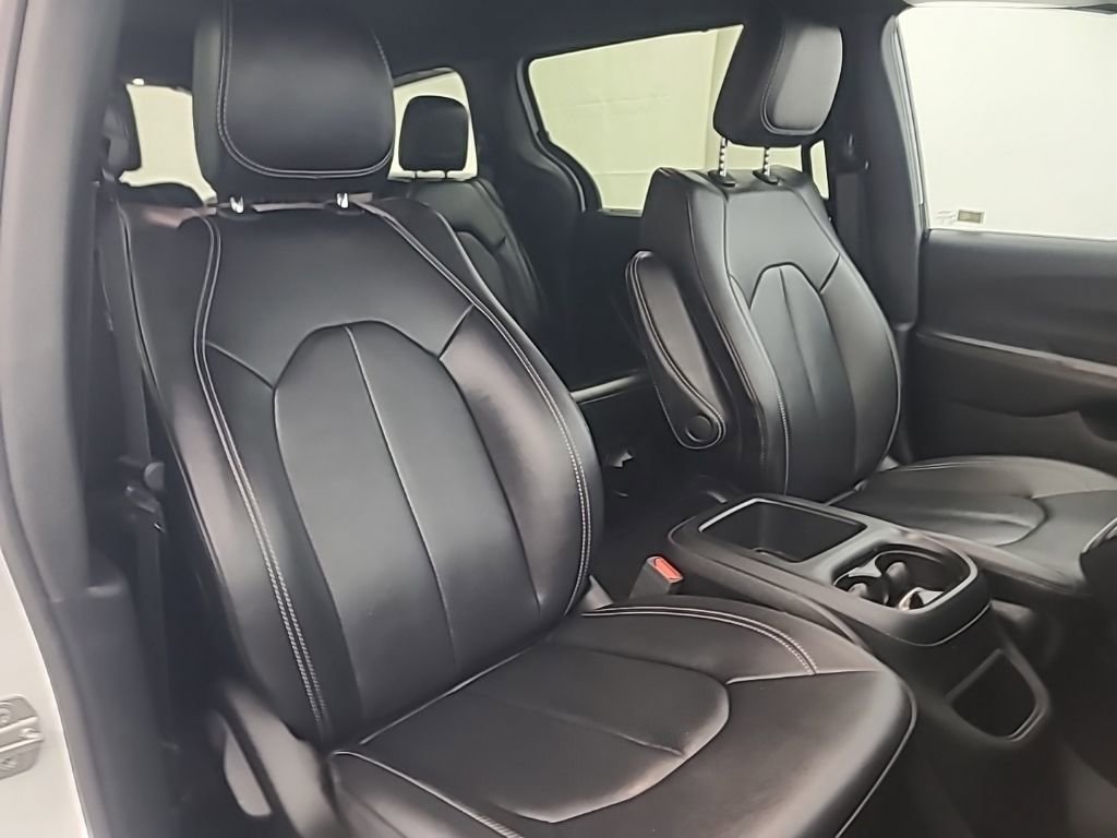 Used 2025 Chrysler Pacifica Select image 15