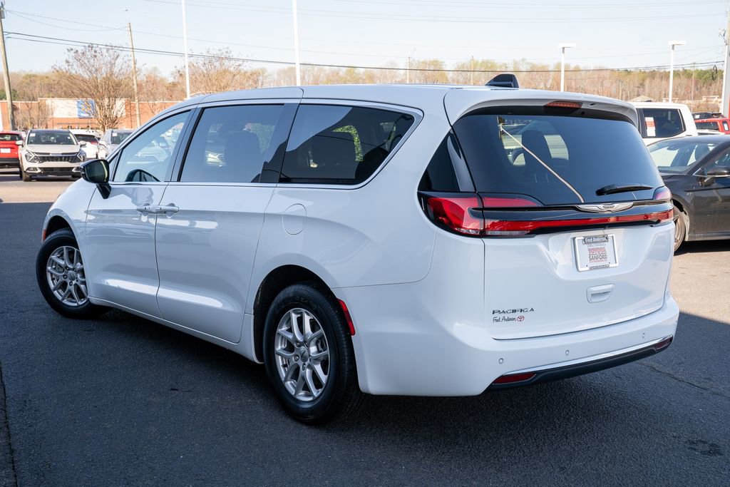 Used 2024 Chrysler Pacifica Touring-L image 3