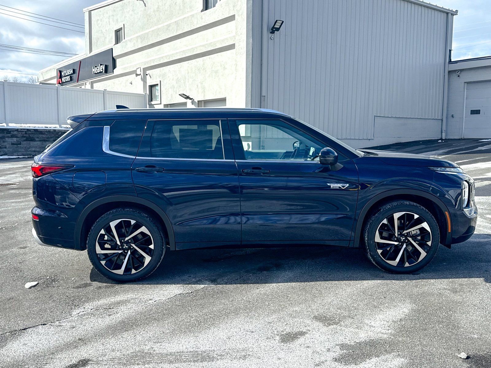 New 2025 Mitsubishi Outlander SEL image 9