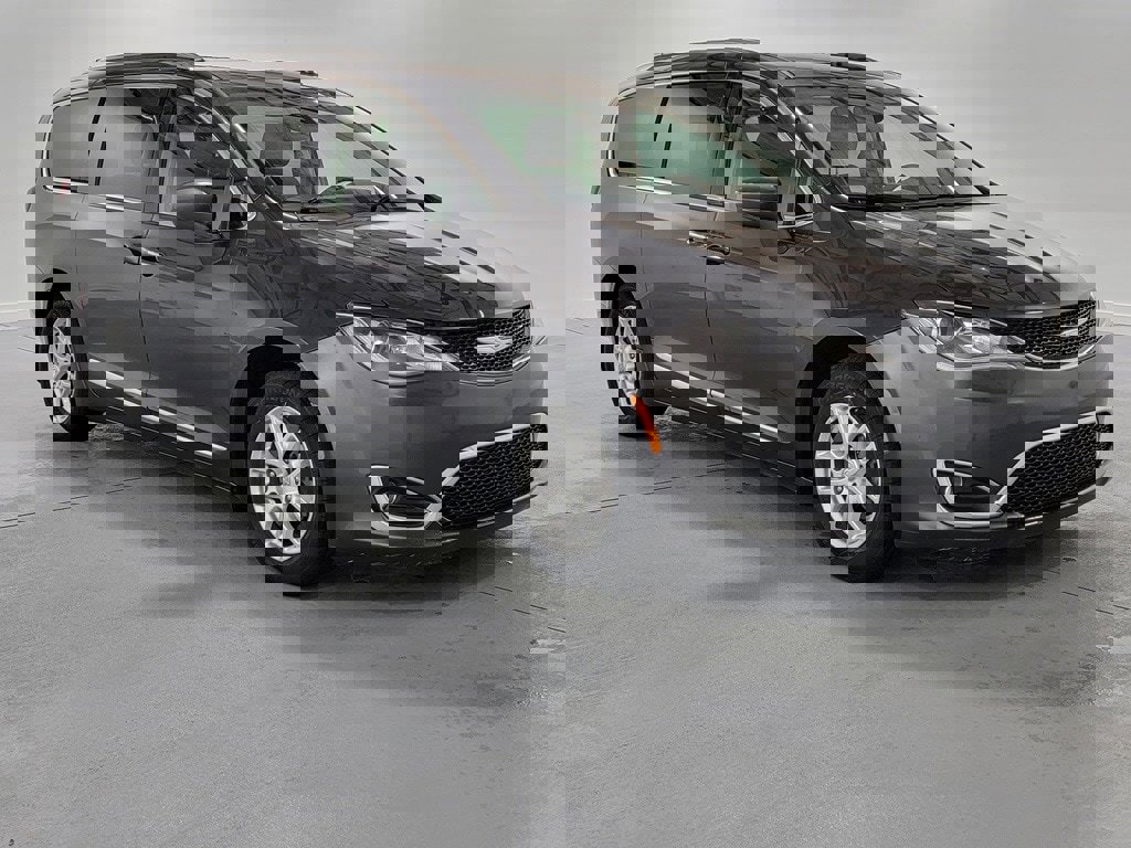 Used 2020 Chrysler Pacifica Touring-L image 2