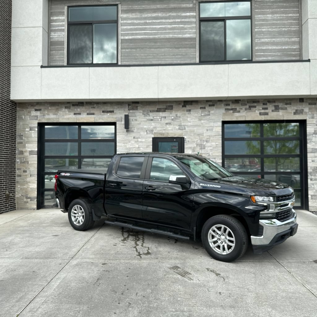 Used 2022 Chevrolet Silverado 1500 LT AWD/4WD image 1