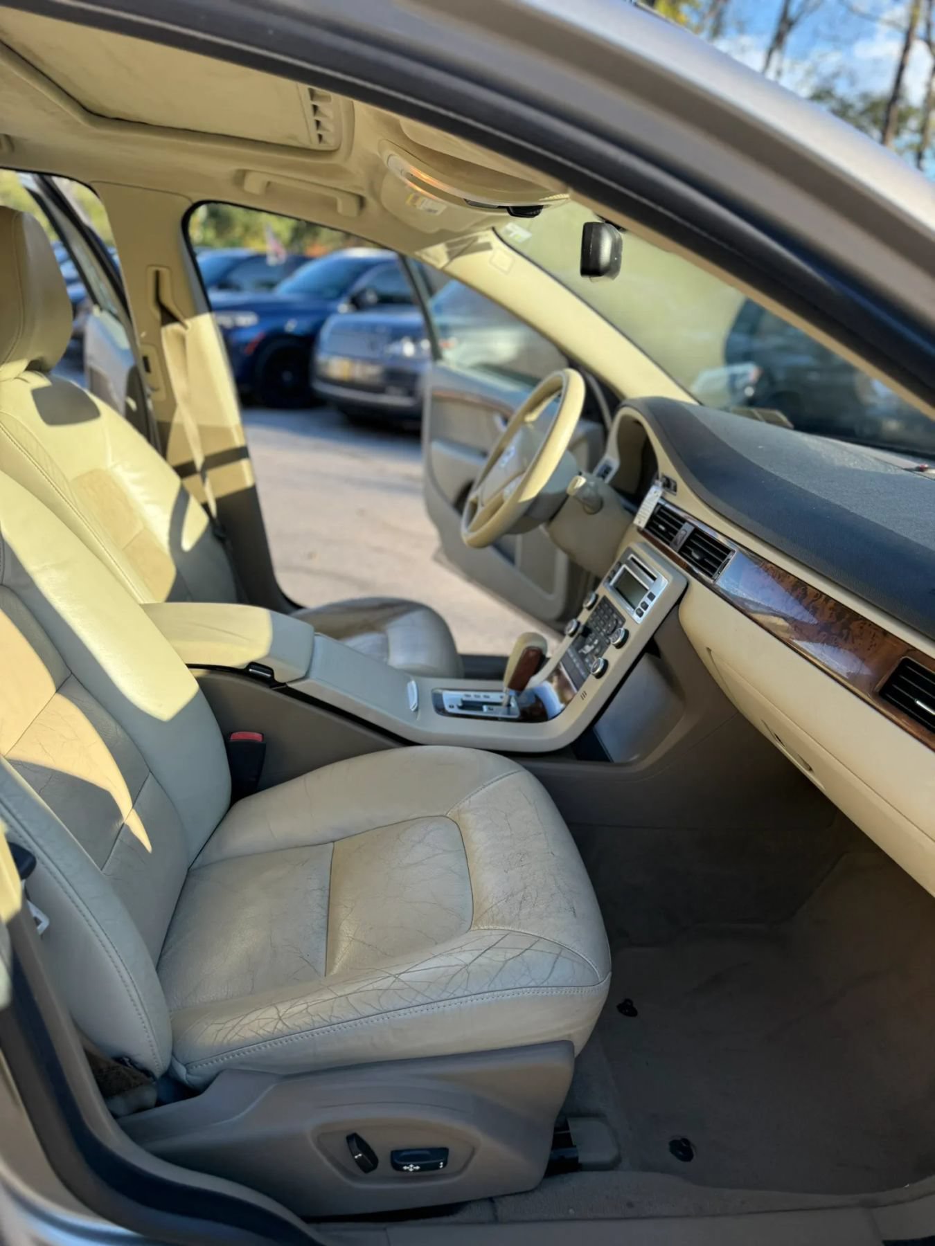 Used 2010 Volvo V70 R-Design FWD image 21