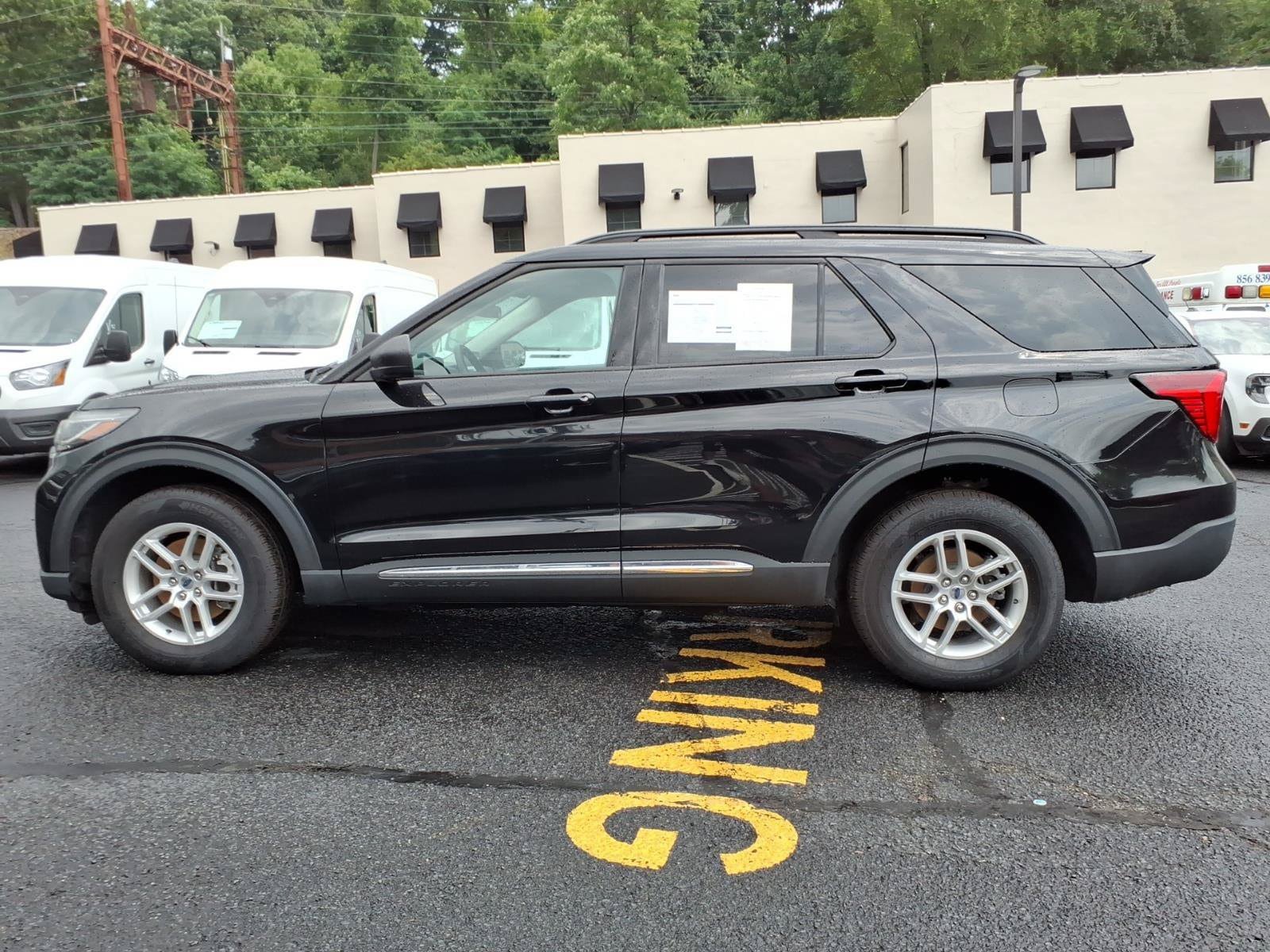 Used 2025 Ford Explorer Active AWD/4WD image 2