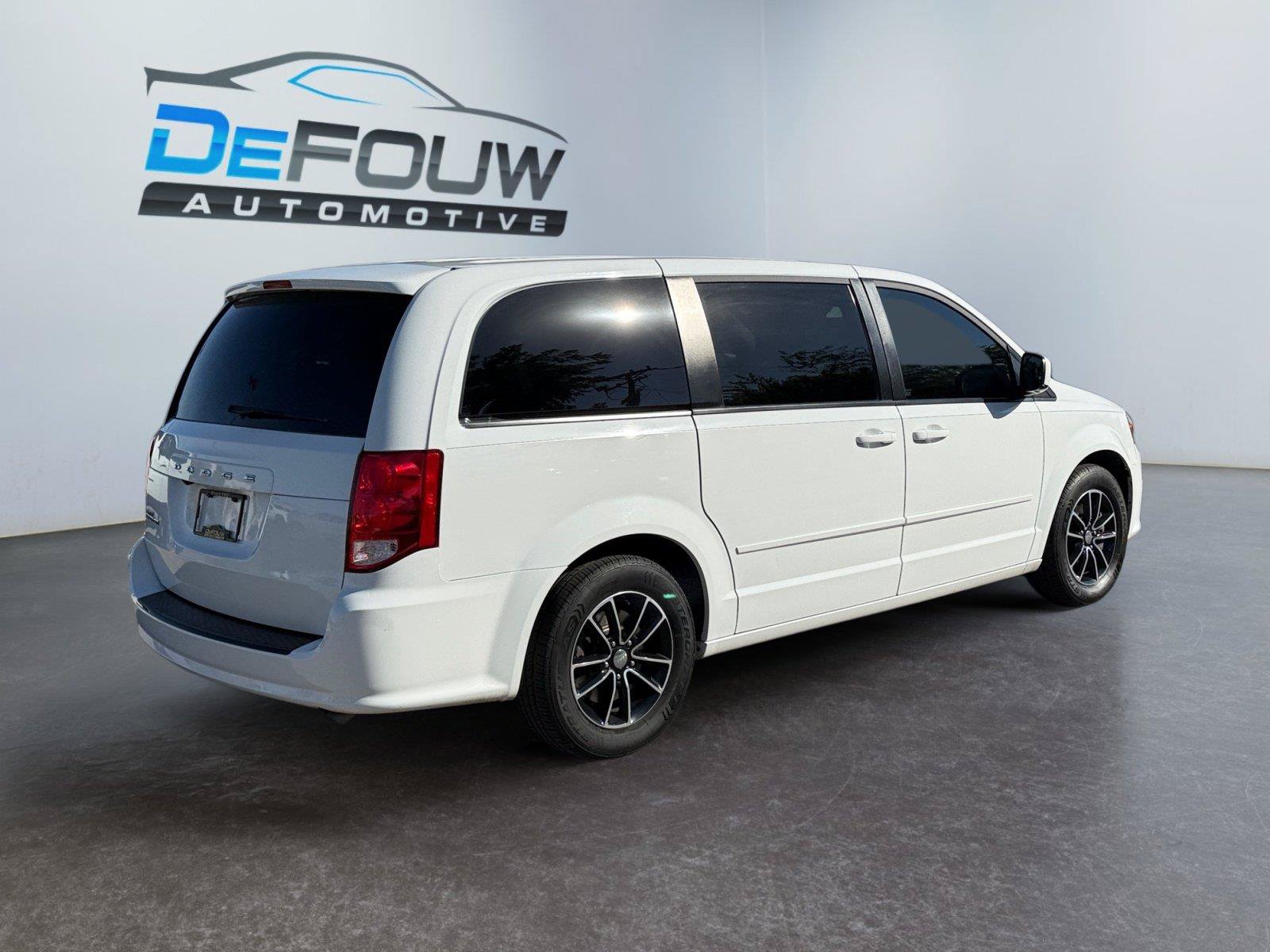 Used 2016 Dodge Grand Caravan SXT FWD image 3