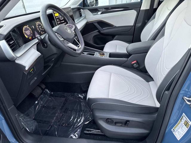 Used 2025 Volkswagen Tiguan SE w/ Panoramic Sunroof Package image 13