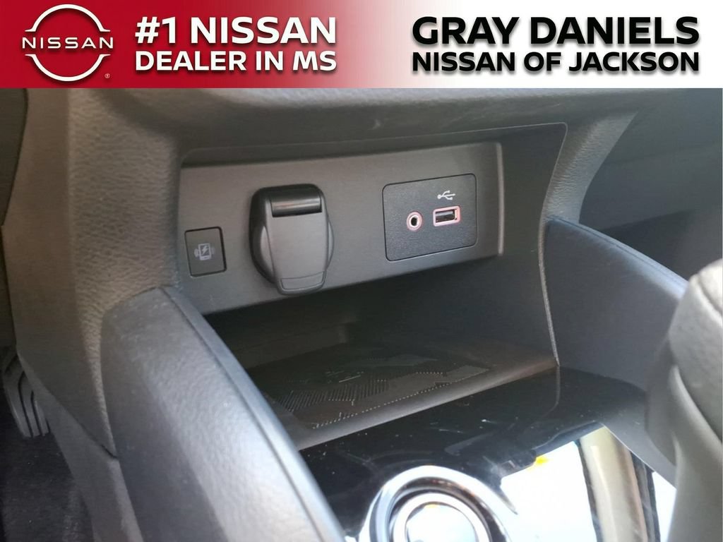 New 2025 Nissan Versa SV w/ Trunk Package FWD image 18