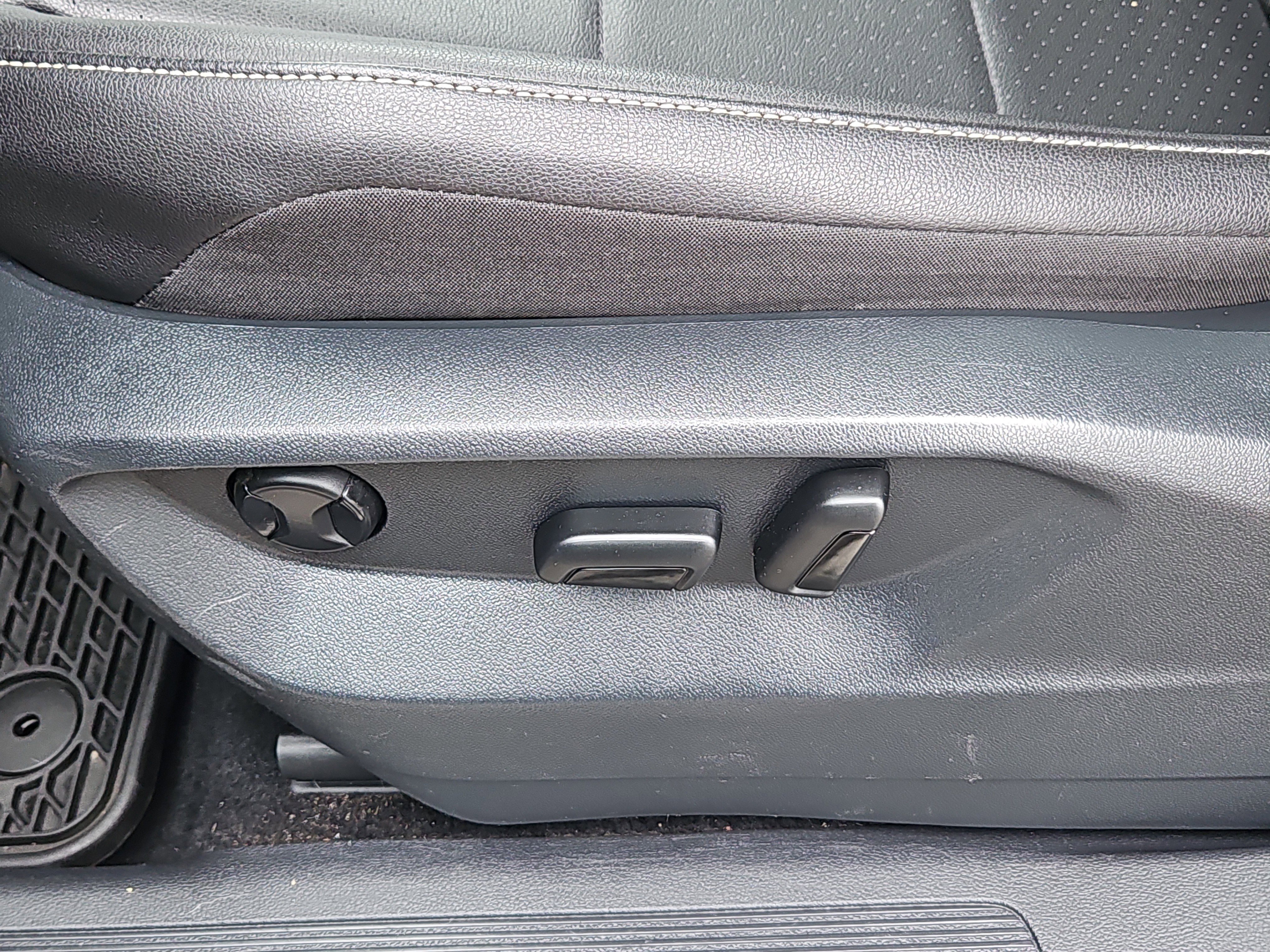 Used 2021 Volkswagen Tiguan SE w/ Panoramic Sunroof Package image 14