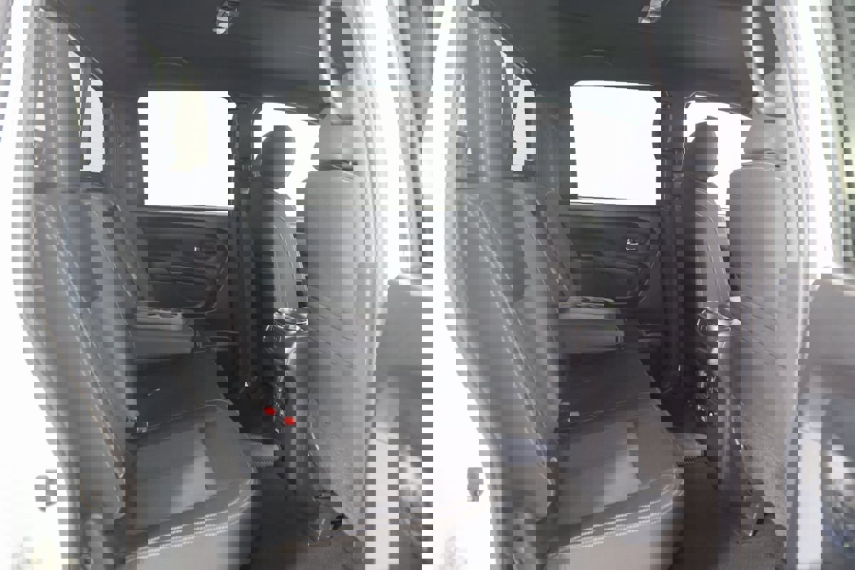 Used 2019 Nissan Titan SV w/ SV Convenience Package image 13