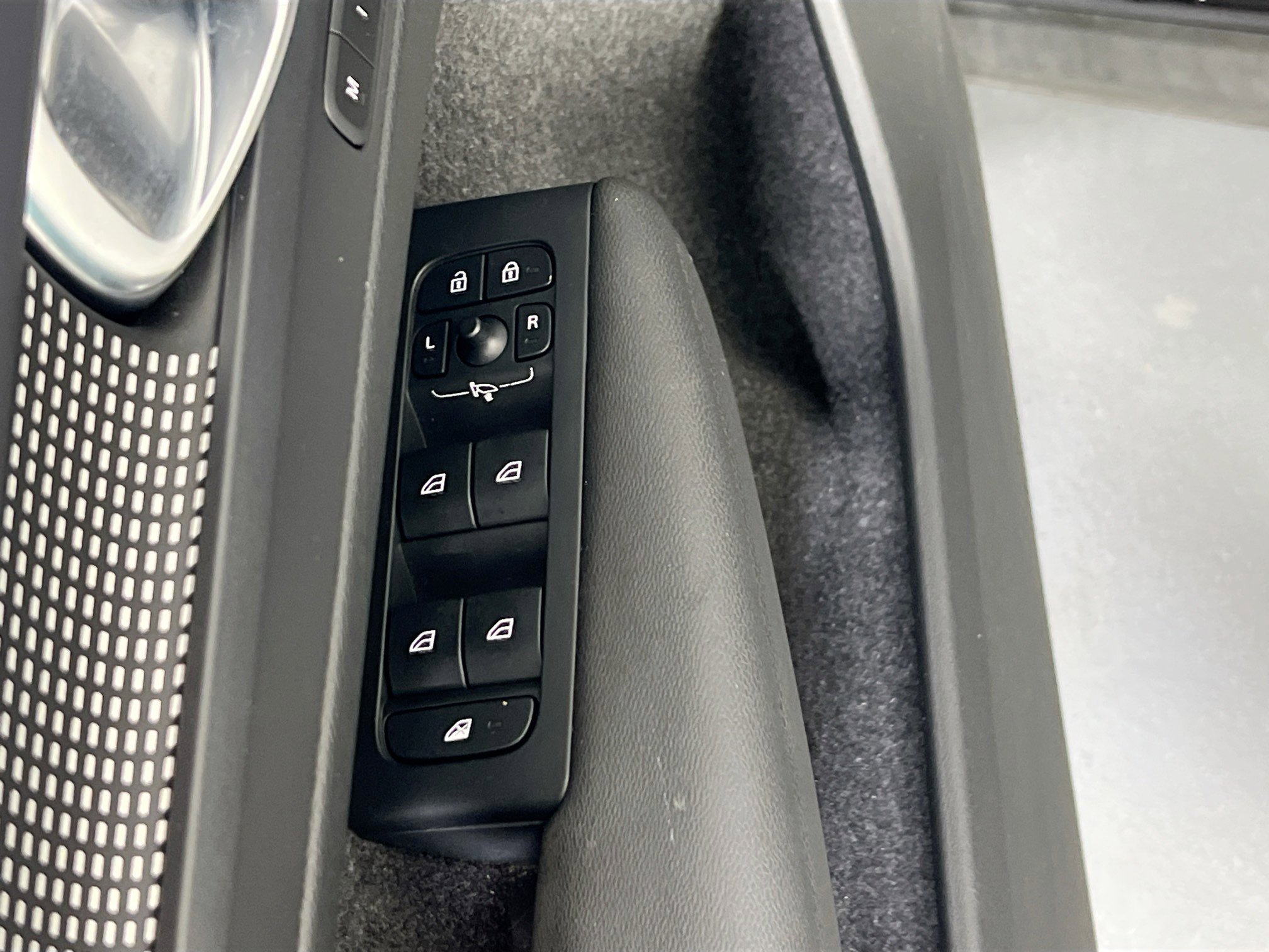 Used 2022 Volvo XC40 T5 R-Design w/ Advanced Package image 17