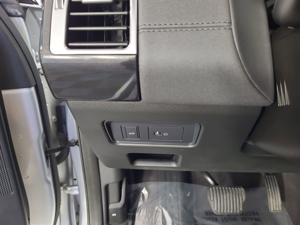 Used 2020 Land Rover Discovery HSE image 16