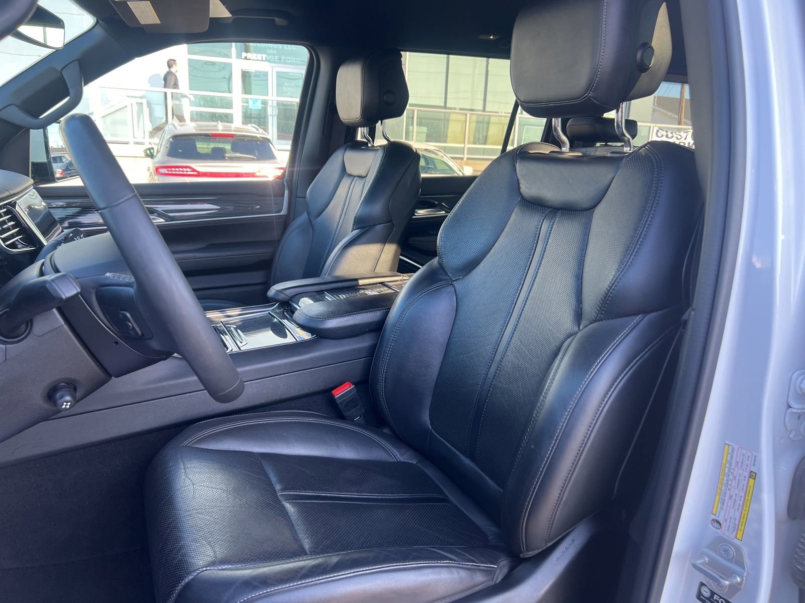 Used 2022 Jeep Wagoneer Series III w/ Flexible Seating Group image 13