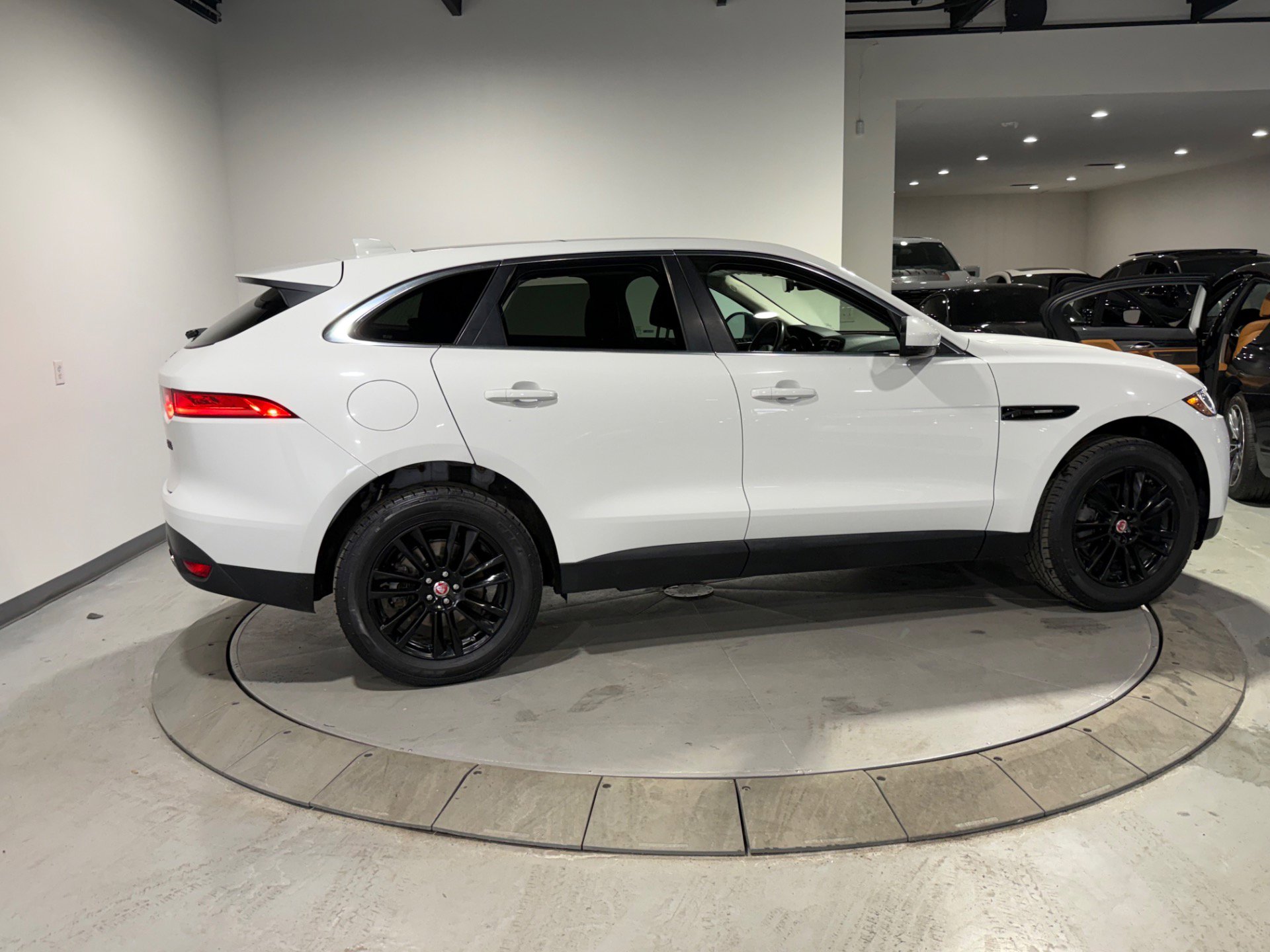 Used 2019 Jaguar F-PACE Prestige image 12