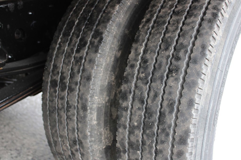 Used 2019 Isuzu NPR image 32