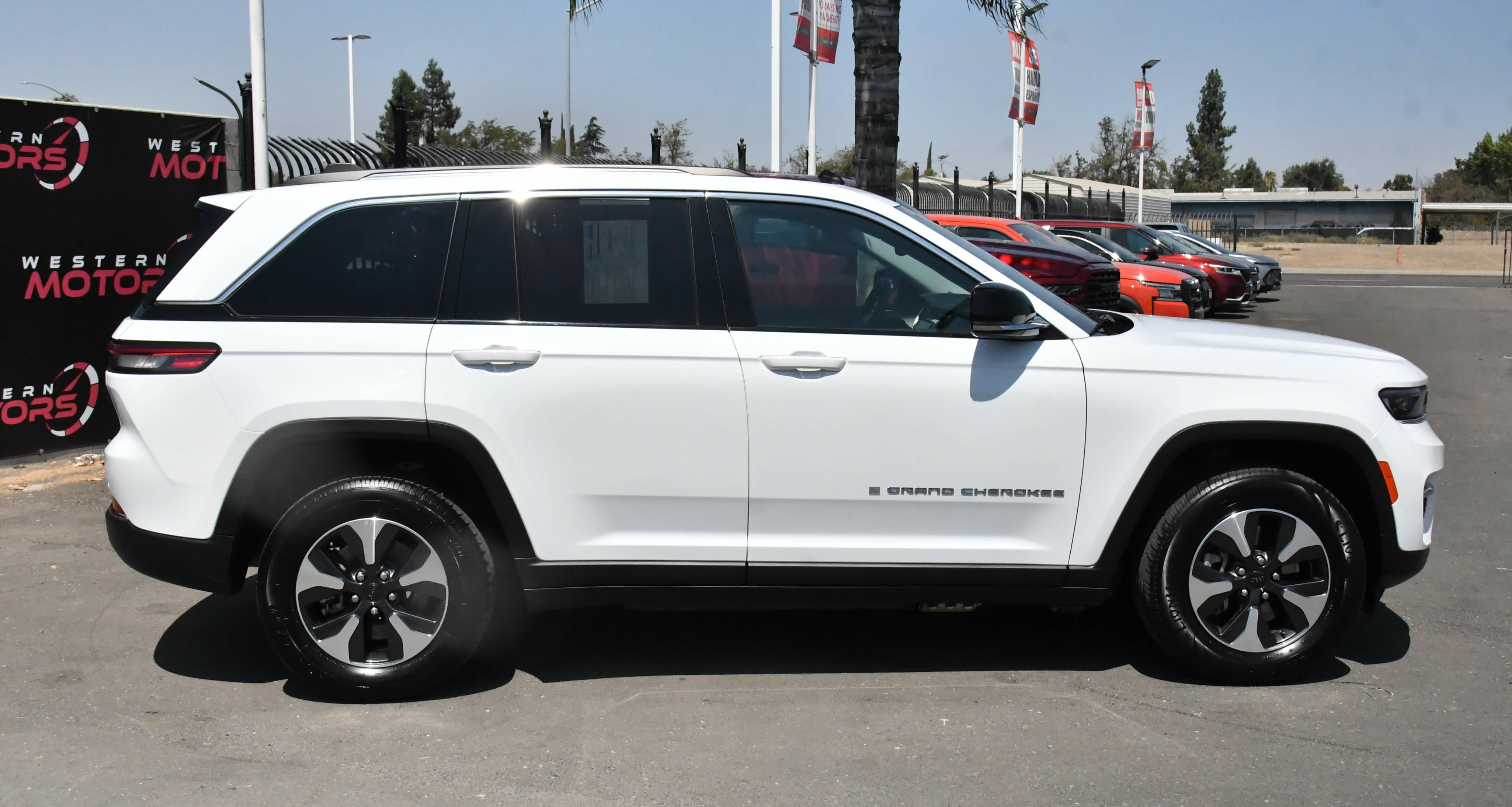 Used 2024 Jeep Grand Cherokee Limited 4xe AWD/4WD image 9