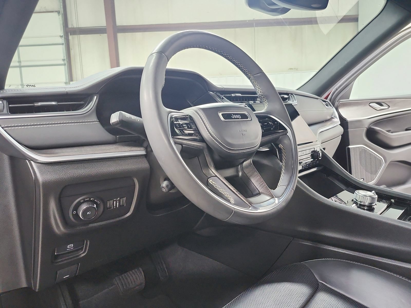 Used 2023 Jeep Grand Cherokee Overland AWD/4WD image 18