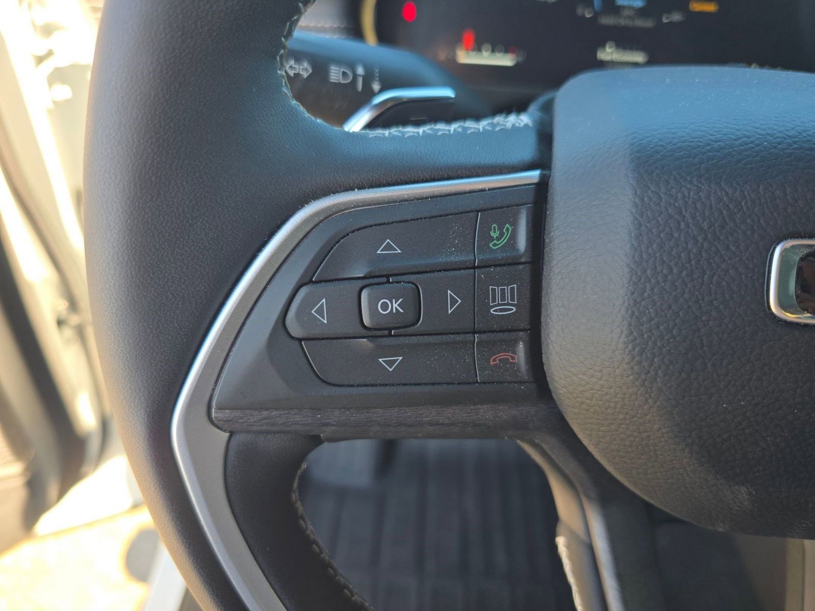 Used 2025 Jeep Grand Cherokee L Limited w/ Luxury Tech Group II image 15