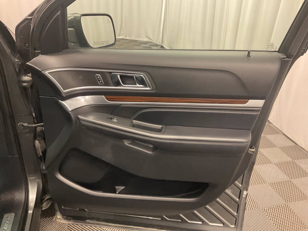Used 2017 Ford Explorer Limited w/ Equipment Group 301A AWD/4WD image 31
