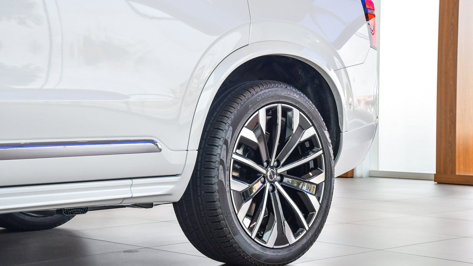 Used 2025 Volvo XC90 B5 Plus w/ Protection Package Premier image 11